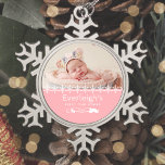 Pink Baby's First Christmas Keepake Foto Schneeflocken Zinn-Ornament<br><div class="desc">Feiern Sie mit diesem Sake-Ornament,  mit weißen Schneeflocken und Text auf einem rosa Hintergrund,  das erste Weihnachtsfest eines kleinen Mädchens. Personalisieren Sie es mit dem Foto,  dem Namen und dem Geburtsjahr des Babys.</div>