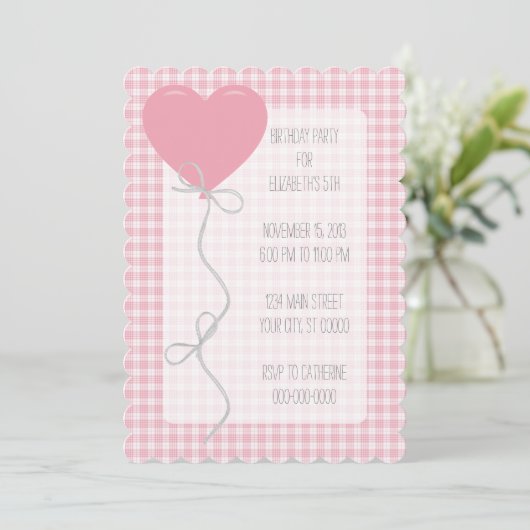 Pink Balloon und Gingham Birthday Einladung (Stehend Vorderseite)