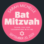 Pink Bat Mitzvah Bold Typografie Cool Retro Groovy Runder Aufkleber<br><div class="desc">Seien Sie stolz, freuen Sie sich und präsentieren Sie diesen Meilenstein Ihres Lieblings-Bat Mitzvah! Nutzen Sie diesen stilvollen Pop, personalisierte Aufkleber, um ihren besonderen Tag zu ergänzen. Spaß, Groovy, rot und weiß modern sans serif typografie und Star of David überlagern einen kühnen korallenrosa Hintergrund. Personalisieren Sie den benutzerdefinierten Text mit...</div>