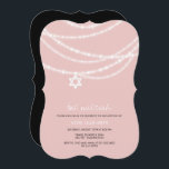 Pink Bat Mitzvah Glitzern Stern von David laden Einladung<br><div class="desc">Pink Bat Mitzvah Glitzern Star der David Religious Invitation Card für Mädchen. Diese moderne und stilvolle, religiöse Einladung Flachkarte besticht durch schicke, funkelnde Zierleisten aus Licht, die an der Vorderseite mit einem einfachen Stern der david Ikone aufgehängt sind. Es gibt viele Farbvarianten dieses Designs in Grau, Gold, Rosa und Blau....</div>