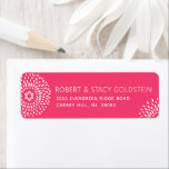 Pink Bat Mitzvah Sternexplosion Typ Bold Boho Ansc<br><div class="desc">Seien Sie stolz, freuen Sie sich und präsentieren Sie diesen Meilenstein Ihres Lieblings-Bat Mitzvah mit diesem kühlen Pop, personalisierte Rücksendeadresse-Label! Spaß, Groovy, Buschrosa und weißes modernes Sans Serifentypografie, weiße Blume Sternexplosionen und ein rot rosa Handgezeichneter Star of David überlagern einen rosa Korallenhintergrund. Personalisieren Sie den benutzerdefinierten Text mit Ihrem Namen...</div>