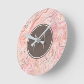Pink Beige Gray Marble Monogram Runde Wanduhr (Winkel)