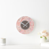 Pink Beige Gray Marble Monogram Runde Wanduhr (Zuhause)