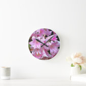 Pink Belladonna Lilies Runde Wanduhr (Zuhause)
