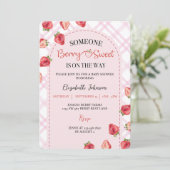 Pink Berry Sweet Baby Dusche Erdbeere Einladung (Stehend Vorderseite)
