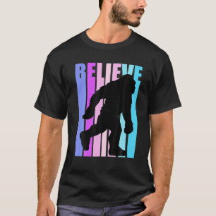 Pink Bigfoot Glauben Yeti Magische Mystische Legen T-Shirt