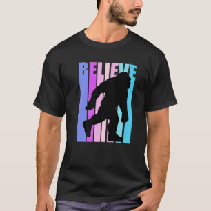 Pink Bigfoot Glauben Yeti Magische Mystische Legen T-Shirt