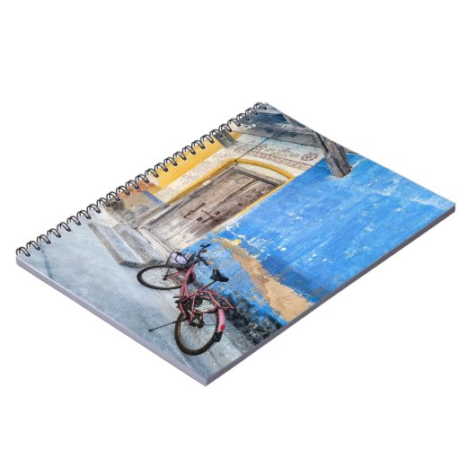 PINK BIKE on BLUE WALL IN INDIEN NOTEBOOK Notizblock (Linke Seite)