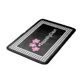 Pink Black Customizable Blume Hashtag Dorm Room Badematte (Schrägansicht)