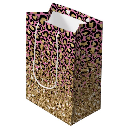 Pink Black Gold Leopard Glitzer Mittlere Geschenktüte (Vorderseite Schrägansicht)