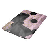 Pink & Black Gold Polka Dots Chic Bow Trendy Glam Badematte (Schrägansicht)