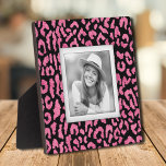Pink Black Leopard Muster Frameless Foto Easel Fotoplatte<br><div class="desc">Ein rosa- und schwarzes Leopardenmuster, das dimensioniert aussieht, schafft einen wunderschönen Rahmen für Ihr Lieblings-Foto auf dieser Tischplatte mit eingebautem Aasel. Das Bild wird direkt auf die Hartplatine gelegt, um ein atemberaubend knuspriges Bild mit einer leicht abwischbaren, sauberen Oberfläche zu erhalten. Gut als Geschenk oder um Ihr Lieblings-Foto in Ihrer...</div>