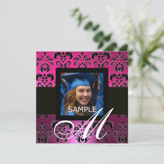 PINK BLACK LILA ABSCHLUSS DAMASK MONOGRAMM EINLADUNG (Stehend Vorderseite)