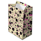 Pink & Black Polka Dot Glam Pattern Mittlere Geschenktüte (Vorderseite Schrägansicht)