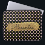 Pink, Black und Gold Foil Polka Dose Name Laptopschutzhülle<br><div class="desc">Rosa,  Schwarz und Imitate Gold Foil Polka Dot Muster mit Gold Paint Stripe Elegant Monogram Computer Case. Dieser Fall kann so angepasst werden,  dass er Ihren vollständigen Namen mit einem schönen handgeschriebenen schwarzen Skript enthält.</div>