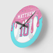 Pink & Blue Baseball Drip Runde Wanduhr (Winkel)