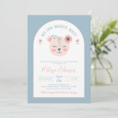 Pink Blue Bear Face Girl Bearly Wait Baby Dusche Einladung (Stehend Vorderseite)