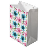 Pink & Blue Floral Seamless Pattern Mittlere Geschenktüte (Vorderseite Schrägansicht)