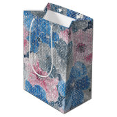 Pink Blue Flowers Mittlere Geschenktüte (Rückseite Schrägansicht)