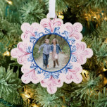 Pink & Blue Snowflake Foto<br><div class="desc">Dieses Weihnachtsdesign besticht durch eine rosa und blaue Schneeflocke auf einem rot-rosa Hintergrund mit einem Foto. Sie können mit Ihrem Namen Jahr personalisieren.</div>