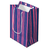 Pink Blue Stylish Stripes Pattern Design  Mittlere Geschenktüte (Vorderseite Schrägansicht)