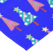 Pink & Blue Trees Blauer Frohe Weihnachtslieder Tischdecke (Schrägansicht)