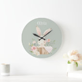 Pink Blush Bunny Sage Green Name Kinderzimmer Cloc Große Wanduhr (Zuhause)