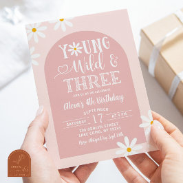 Pink Boho Arch Daisy Young Wild und Three Birthday Einladung