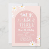 Pink Boho Arch Daisy Young Wild und Three Birthday Einladung (Vorderseite)