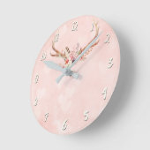 Pink Boho Chic Antlers & Feathers Rustikales Glam Runde Wanduhr (Winkel)