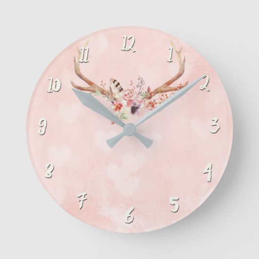 Pink Boho Chic Antlers & Feathers Rustikales Glam Runde Wanduhr (Vorderseite)