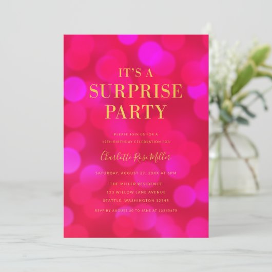 Pink Bokeh Gold Es ist ein überraschendes Party Ge Einladung (Stehend Vorderseite)
