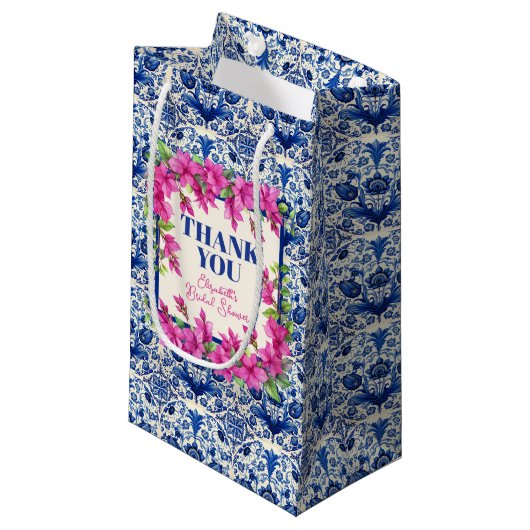 Pink Bougainvillea Blue Tile Brautparty Kleine Geschenktüte (Vorderseite Schrägansicht)