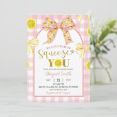 Pink Bow and Yellow Lemon Baby Shower Invitation Einladung (Stehend Vorderseite)