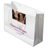 Pink bow cheers to 50 years anniversary wedding  große geschenktüte (Vorderseite Schrägansicht)