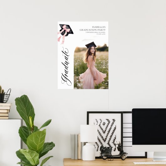 Pink Bow Coquette Graduation Cap Graduate Willkomm Poster (Heimbüro)