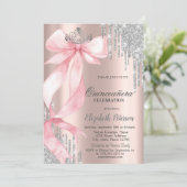 Pink Bow Crown Glitter Drips Rose Gold Quinceañera Einladung (Stehend Vorderseite)
