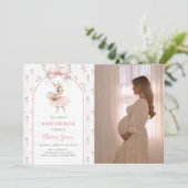 Pink Bow & Floral Bunny Baby Shower Photo Einladung (Stehend Vorderseite)
