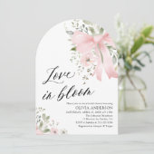 Pink Bow Floral Liebe im Bloom Arch Brautparty Einladung (Stehend Vorderseite)