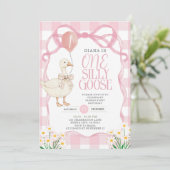 PINK BOW Gingham Daisy One Albern Goose Birthday Einladung (Stehend Vorderseite)
