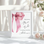 Pink Bow hilft der Mama, einen Umschlag zu adressi Poster