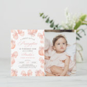 Pink Bow Little Pumpkin Geburtstag Foto Einladung (Stehend Vorderseite)