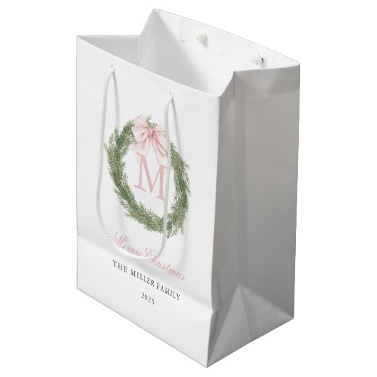 Pink Bow Monogram Wreath Christmas Mittlere Geschenktüte (Vorderseite Schrägansicht)
