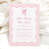 Pink Bow Shes binden das Brautparty des Knotens Einladung