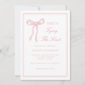 Pink Bow She's Tying The Knot Bridal Shower Einladung (Vorderseite)