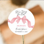 Pink Bow She's Tying the Knot Cute Bridal Shower Runder Aufkleber<br><div class="desc">Add a sweet finishing touch to your celebration with this cute pink bow “She’s Tying the Knot” bridal shower classic round sticker. Featuring a delicate ribbon bow and elegant script typography, the design creates a soft, feminine look perfect for romantic, coquette, and modern bridal shower themes. Ideal for sealing envelopes,...</div>