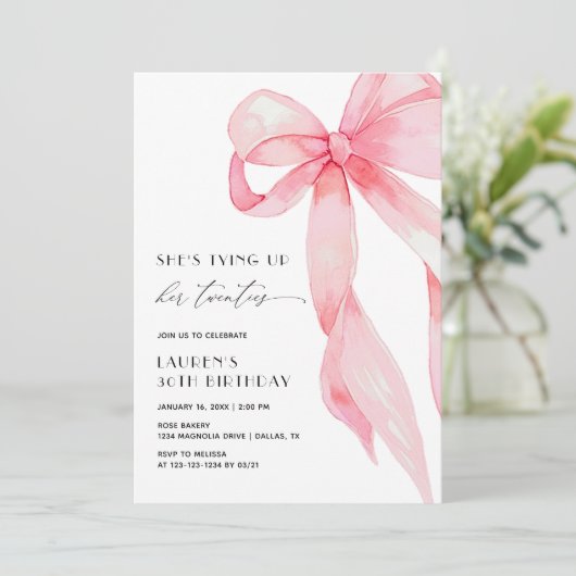 Pink Bow She's Tying Up Her Twenties 30th Birthday Einladung (Stehend Vorderseite)