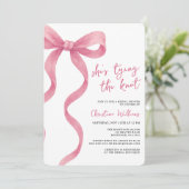 Pink Bow Sie bindet das Brautparty des Knotens Einladung (Stehend Vorderseite)