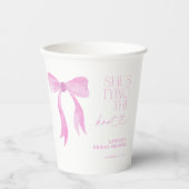 Pink Bow Sie bindet das Brautparty des Knotens Pappbecher (Vorderseite)