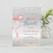 Pink Bow Silver Glitzer Bokeh Baby Dusche Einladung (Stehend Vorderseite)